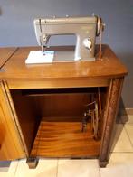 Machine à coudre ancienne Pfaff dans une armoire en bois., Antiquités & Art, Antiquités | Machines à coudre, Enlèvement