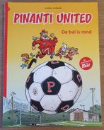 Pinanti United - De bal is rond - 1 - 1e druk (2005) - Strip, Eén stripboek, Ophalen of Verzenden, Zo goed als nieuw, Charlier / Hubinon