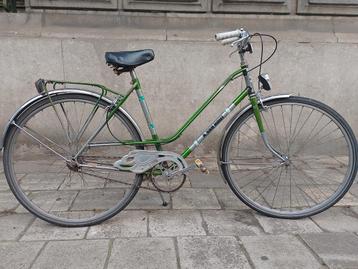 Vintage damesfiets in goede staat beschikbaar voor biedingen
