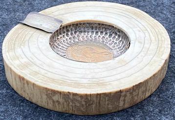 19e eeuwse asbak met Oostenrijkse sterling zilveren munt beschikbaar voor biedingen