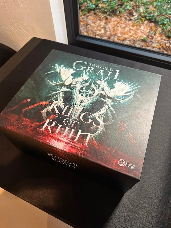 Tainted Grail: Kings of Ruin — Gamefound Edition, Hobby en Vrije tijd, Gezelschapsspellen | Bordspellen, Zo goed als nieuw, Een of twee spelers