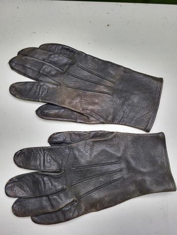 Lotje Duitse off. handschoenen en stofbril beschikbaar voor biedingen