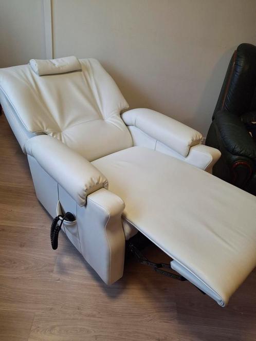 Elektrische relaxzetel Revilax, wit leder, Huis en Inrichting, Fauteuils, Zo goed als nieuw, Ophalen