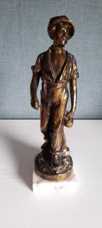 Brons koperen beeldje man met kruik op marmer, Antiquités & Art, Bronze, Enlèvement ou Envoi