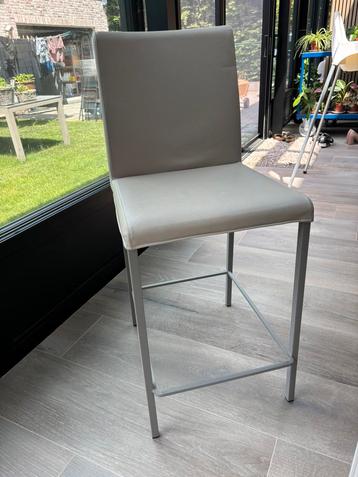 Beige barkruk te koop beschikbaar voor biedingen