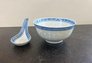 Traditionele Chinese porseleinen kom met lepel beschikbaar voor biedingen