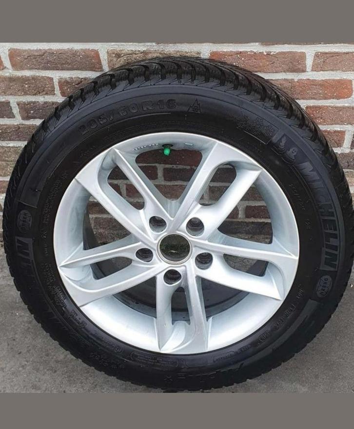 Originele velg met band Mazda 5x114,3 naaf 67,1 et55, Auto-onderdelen, Banden en Velgen, Banden en Velgen, Winterbanden, 16 inch