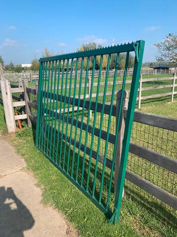 Enkele poortvleugel zonder palen beschikbaar voor biedingen