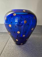 Blauwe vaas met gouden stippen, Ophalen