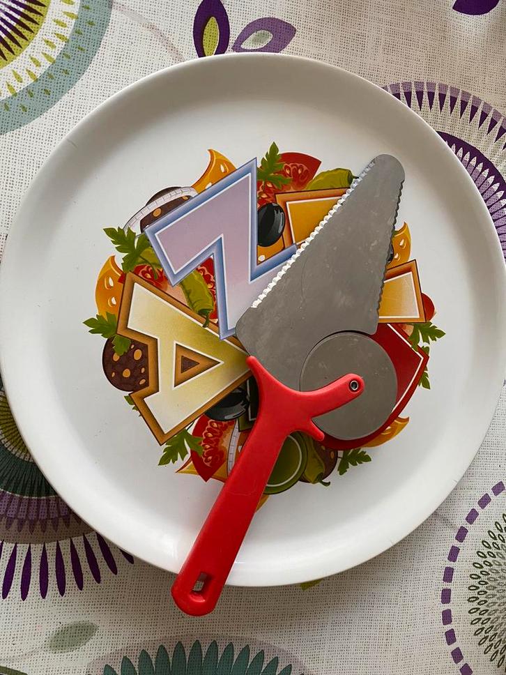 Plateau à pizza  avec son coupe pizza  roue à pizza, Maison & Meubles, Cuisine | Casseroles & Poêles, Enlèvement ou Envoi