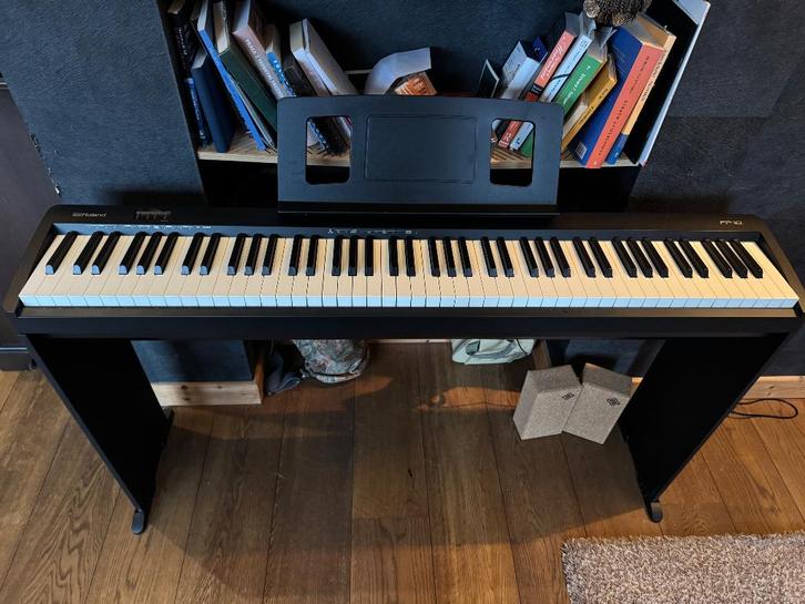 Roland FP-10 digitale piano + onderstel, Muziek en Instrumenten, Piano's, Zo goed als nieuw, Piano, Zwart, Digitaal, Ophalen