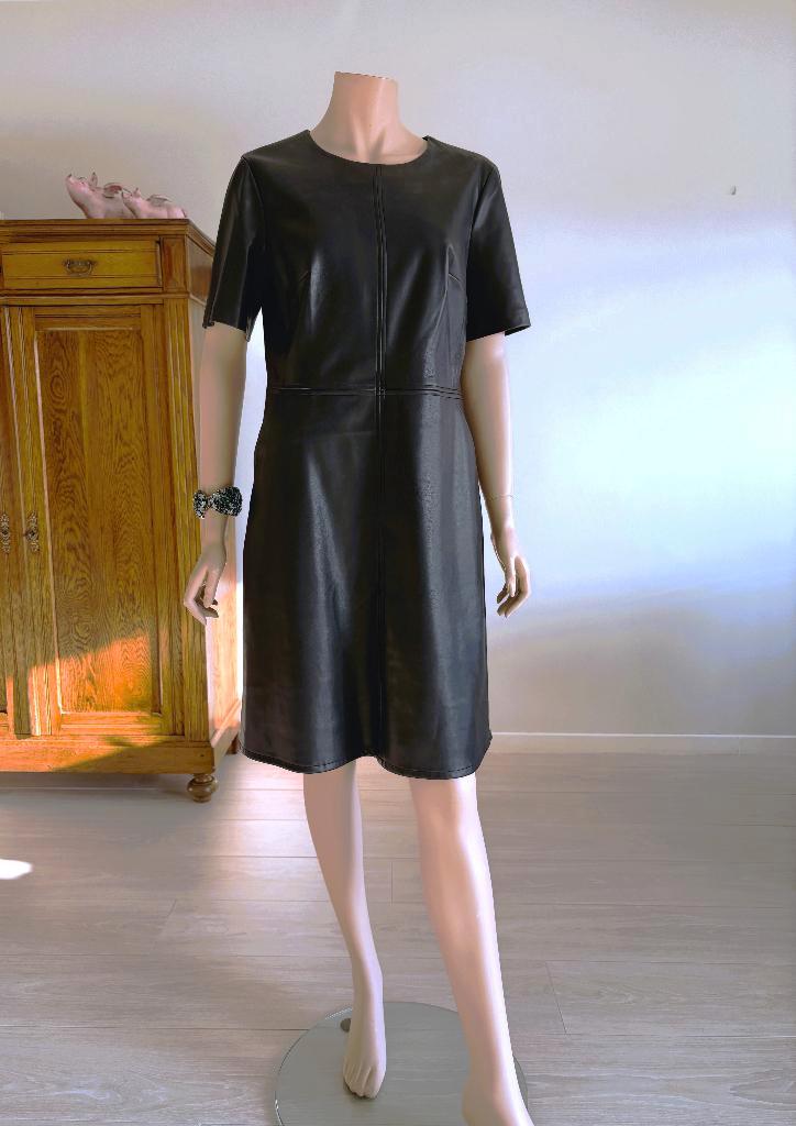 Esprit Lederlook Jurkje – Maat 38 - Tijdloos en stoer, Vêtements | Femmes, Robes, Comme neuf, Taille 38/40 (M), Noir, Longueur genou