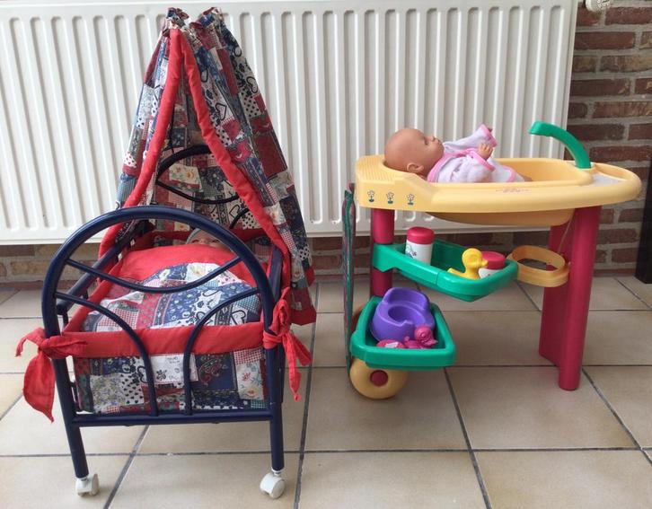 (Hemel) bedje met pop en badje met verzorgingstafel met pop, Kinderen en Baby's, Speelgoed | Poppen, Gebruikt, Ophalen