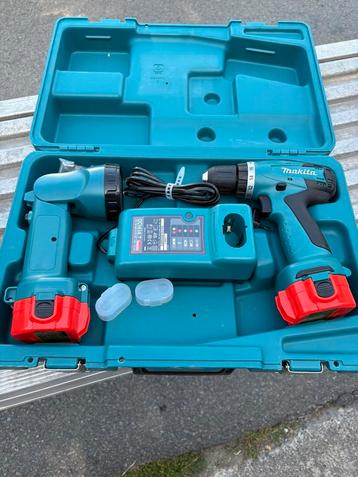 Boormachine en lamp makita beschikbaar voor biedingen