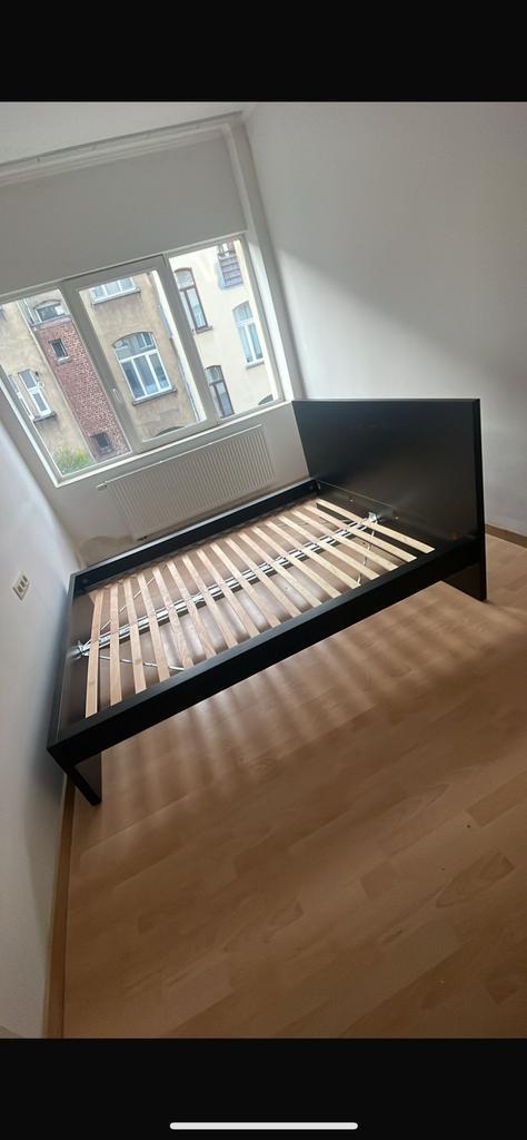 LIT IKÉA  Queen size + COMMODE  brun/Noir ( sur schaerbeek ), Maison & Meubles, Chambre à coucher | Lits, Comme neuf, Enlèvement