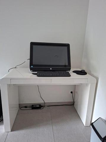 Computer tafel beschikbaar voor biedingen