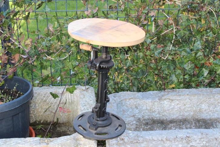 kruk, industriële gietijzeren voet + slinger, Huis en Inrichting, Krukjes, Zo goed als nieuw, IJzer, In hoogte verstelbaar, Ophalen