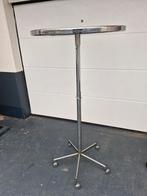 Rond kledingrek, Ophalen