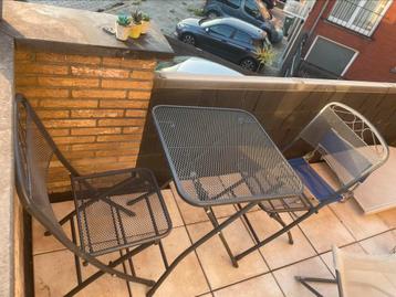 Table et deux chaises beschikbaar voor biedingen