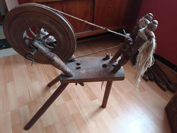 Oud spinnewiel beschikbaar voor biedingen