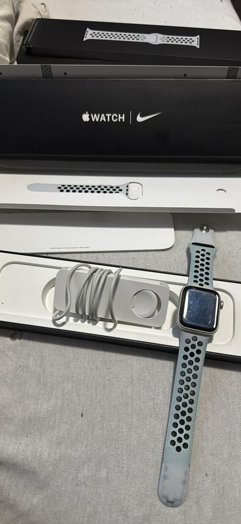 Apple watch se 2021 goede staat stuur voor interesse, Handtassen en Accessoires, Smartwatches, Gebruikt, iOS, Zilver, Waterdicht
