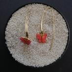 Gouden oorbellen hanger (haak) met mooie rode vlinder, Handtassen en Accessoires, Oorbellen, Nieuw, Goud, Ophalen of Verzenden