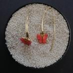 Gouden oorbellen hanger (haak) met mooie rode vlinder, Handtassen en Accessoires, Oorbellen, Nieuw, Goud, Ophalen of Verzenden