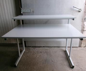 computertafel bureau beschikbaar voor biedingen