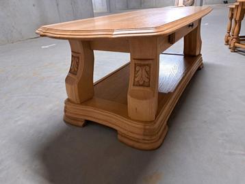 Geloogde eiken salontafel beschikbaar voor biedingen