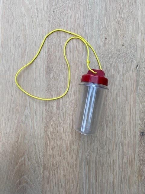 Boîtier en plastique avec couvercle et support, Maison & Meubles, Cuisine| Tupperware, Enlèvement ou Envoi, Utilisé, Bol ou Canette