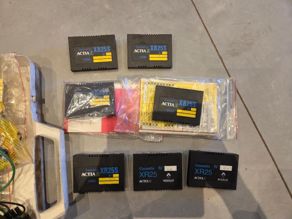 2 accessoire koffers XR25 renault met cassettes en kabels, Auto diversen, Autogereedschap, Ophalen of Verzenden, Gebruikt