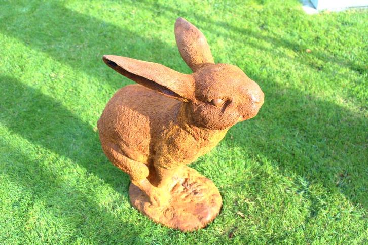XXL zittend konijn in roestig gietijzer., Tuin en Terras, Tuinbeelden, Nieuw, Dierenbeeld, Metaal, Ophalen