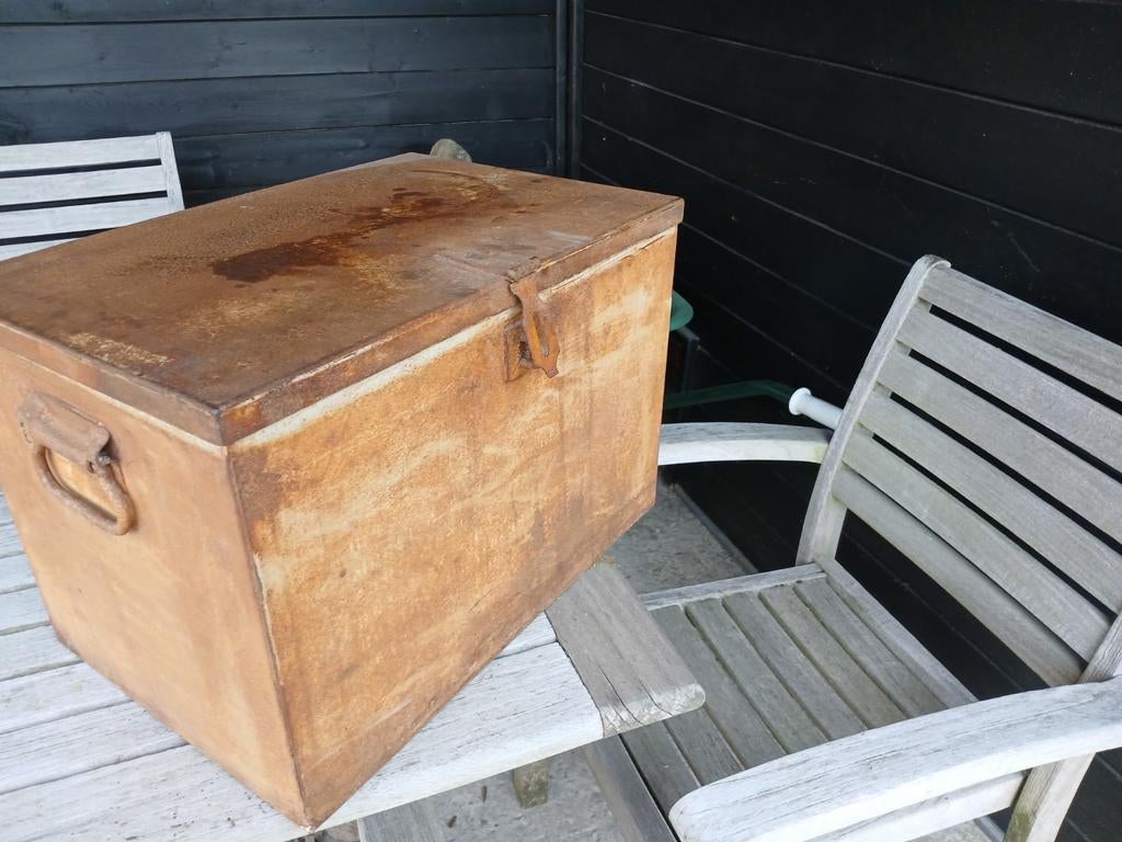 Boîte de transport industrielle en métal avec inscription, Enlèvement