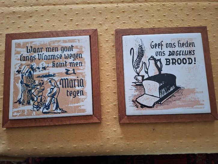 2 kaders met een religieus tegeltje, Antiek en Kunst, Antiek | Religieuze voorwerpen, Ophalen