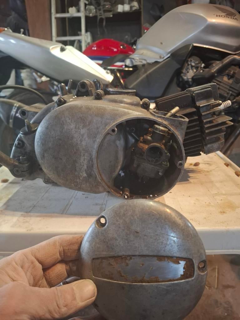 État de fonctionnement du bloc moteur Suzuki A50. Vidéo disp, Vélos & Vélomoteurs, Enlèvement ou Envoi