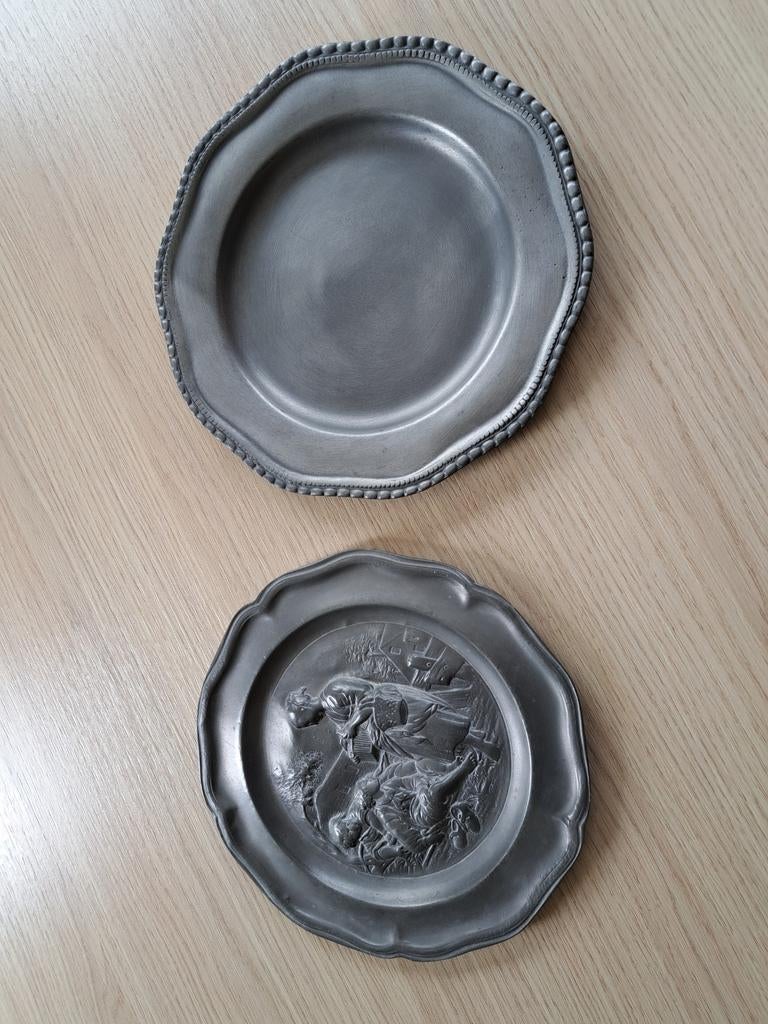 2 assiettes en étain, Enlèvement