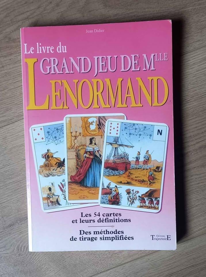 Livre Le grand jeu de Melle LENORMAND 16x24x1,5cm., Enlèvement, Comme neuf
