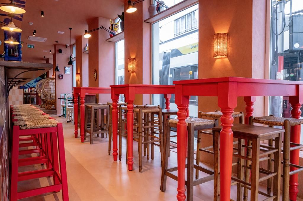 Complete horeca inrichting (±50p) – tafels, stoelen, krukken, Ophalen, Gebruikt, Meubilair