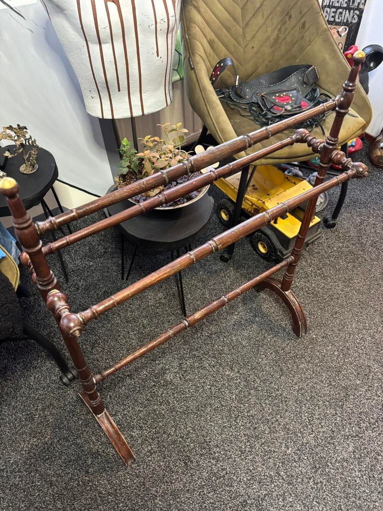 Een klassiek houten handdoekenrek., Ophalen of Verzenden