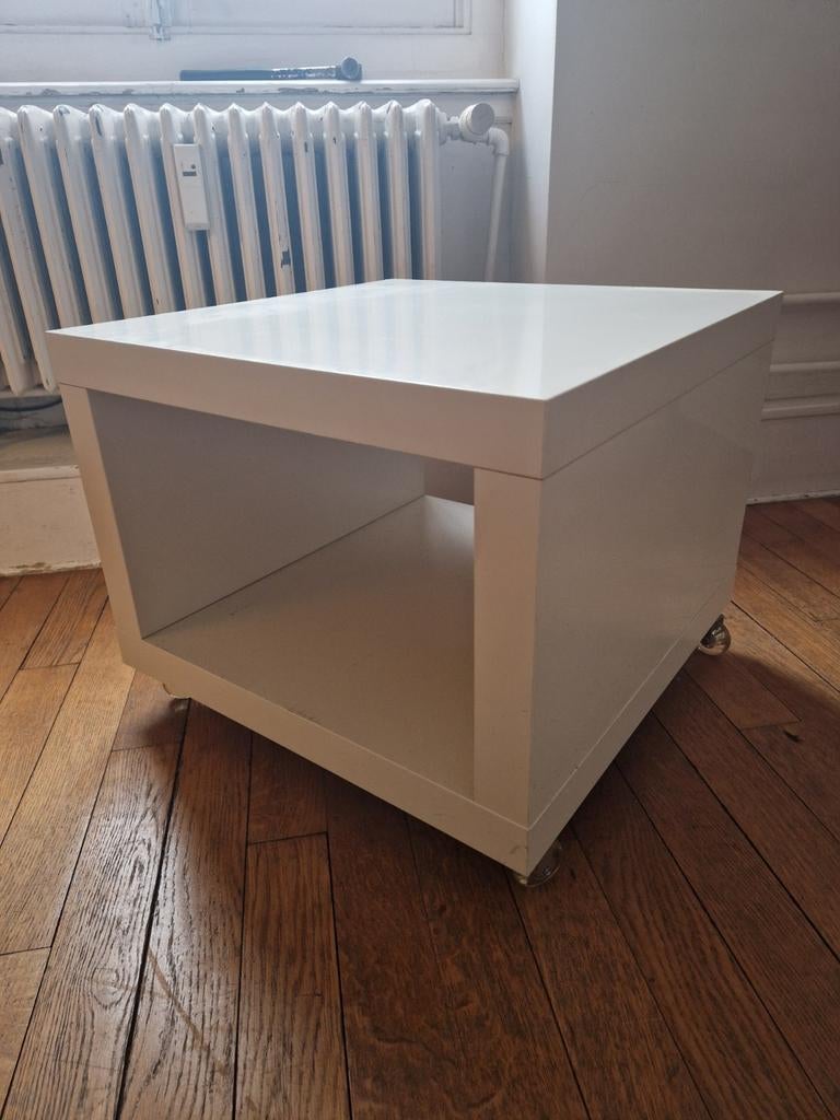 Meuble blanc sur roulettes, Enlèvement