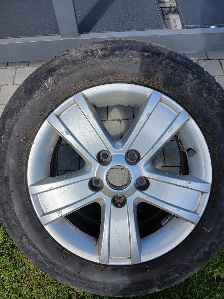 4 aluminium Skoda velgen met 195/65R15 zommerbanden., Auto-onderdelen, Banden en Velgen, Velg(en), Zomerbanden, 15 inch, 195 mm