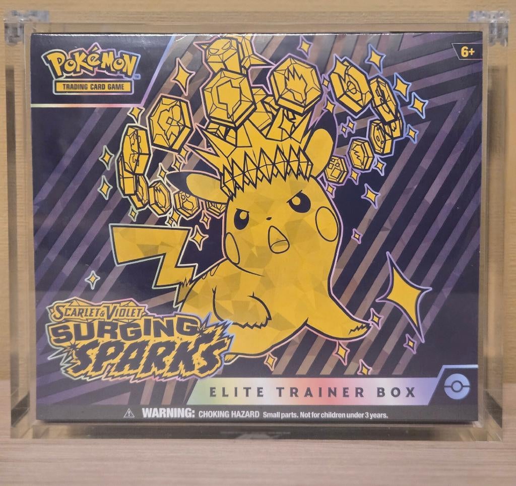 Pokémon ETB “Surging Sparks” + Acryl Display Case, Ophalen, Nieuw, Boosterbox, Foil