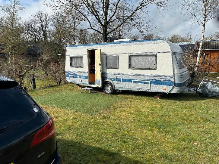 Fendt Platin 560TRF, Caravans en Kamperen, Caravans, Particulier, tot en met 4, 1250 - 1500 kg, Rondzit, Fendt, Frans bed, Vast bed