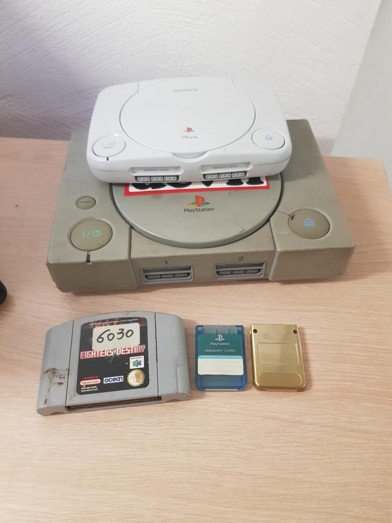 Playstation twee stuks zonder opladers, Consoles de jeu & Jeux vidéo, Consoles de jeu | Sony PlayStation 1, Enlèvement