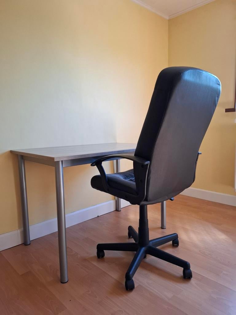 Bureautafel met bureaustoel, praktische afmetingen, Ophalen, Overige typen, Gebruikt, 110 cm