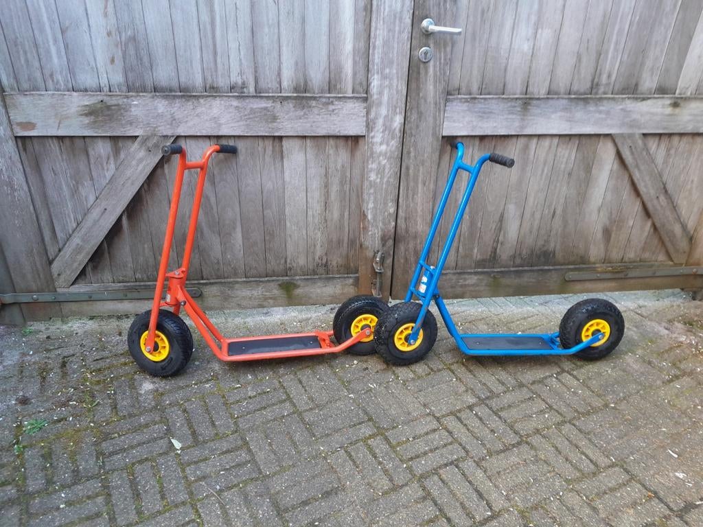 2 stevige Berg steps (rood en blauw), Fietsen en Brommers, Steps, Ophalen, Zo goed als nieuw, Gewone step, Berg