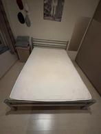 Tweepersoonsbed met lattenbodem en matras, 140x200, Huis en Inrichting, Ophalen