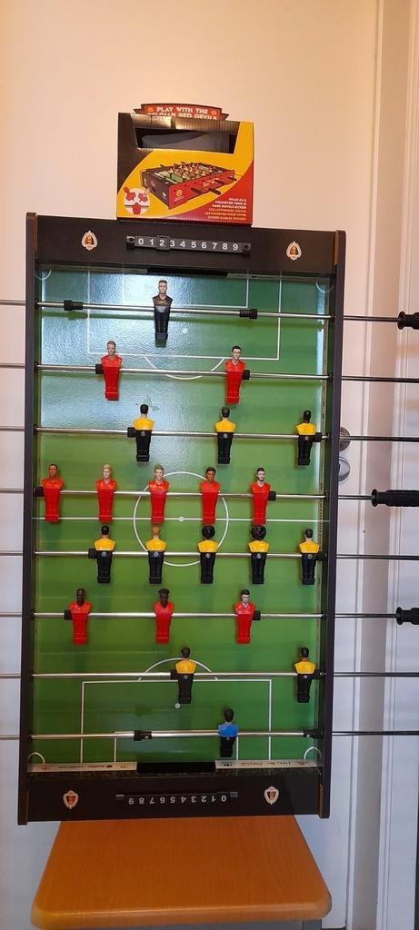 Babyfoot diables rouges + boîte avec joueurs de remplacement, Kinderen en Baby's, Speelgoed | Voetbaltafels, Zo goed als nieuw