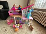 Barbie Malibu huis met enkele poppen en acc, Kinderen en Baby's, Speelgoed | Poppenhuizen, Ophalen, Gebruikt, Poppenhuis