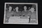 Photo originale Jeunes militaires buvant une bière RARE, Collections, Enlèvement ou Envoi, Armée de terre, Photo ou Poster
